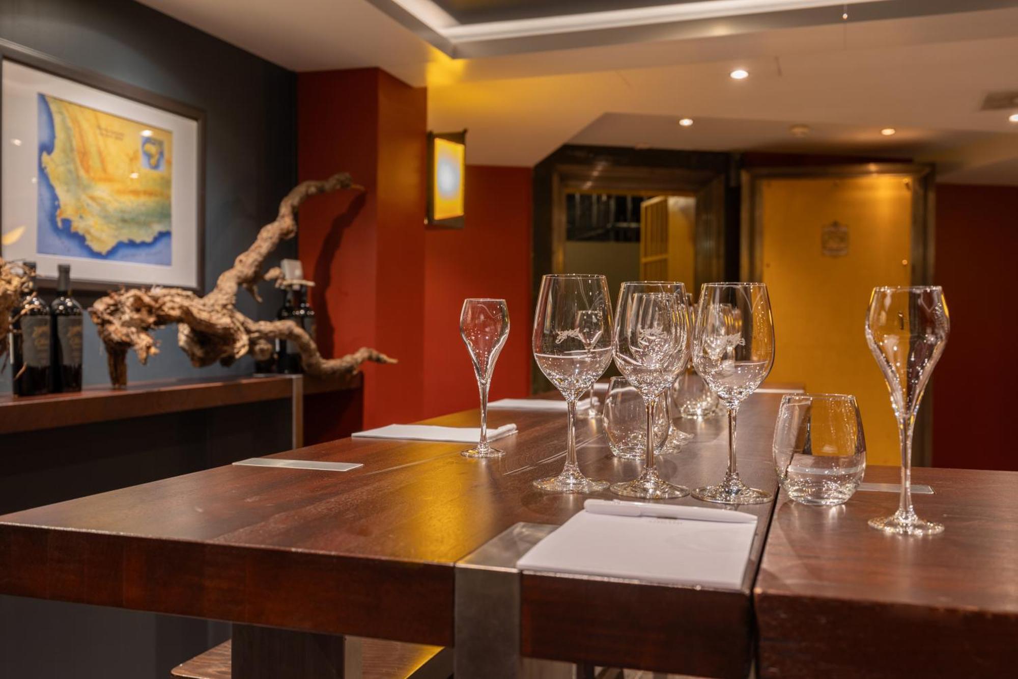 فندق جراند أمراث أمستردام المظهر الخارجي الصورة Wine tasting room at the Wine & Spirit Education Trust