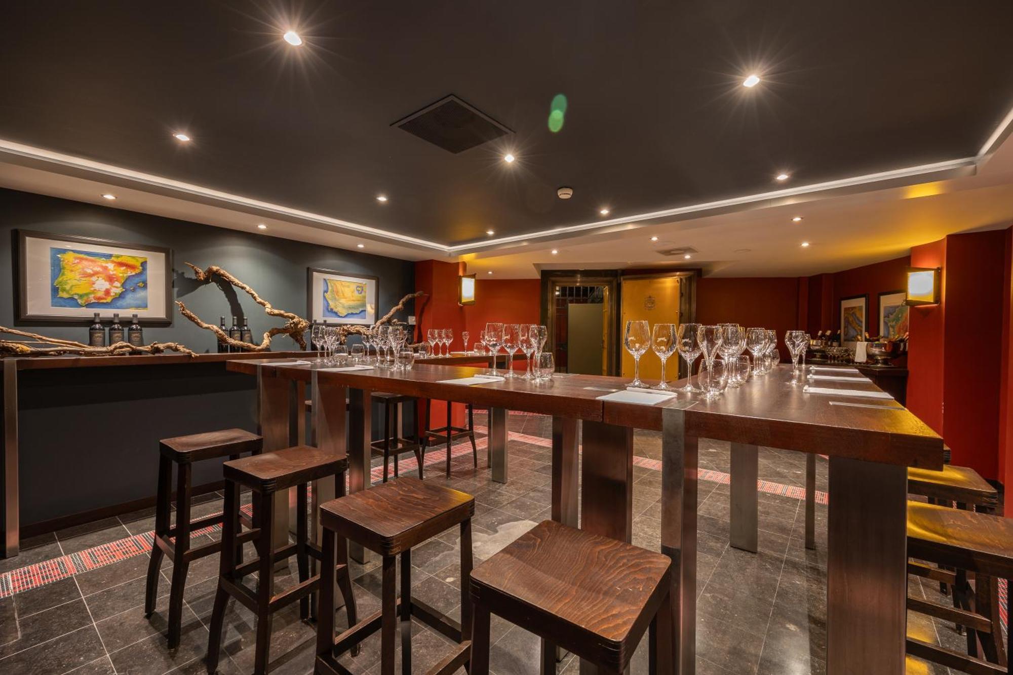 فندق جراند أمراث أمستردام المظهر الخارجي الصورة Wine tasting room at the Wine & Spirit Education Trust